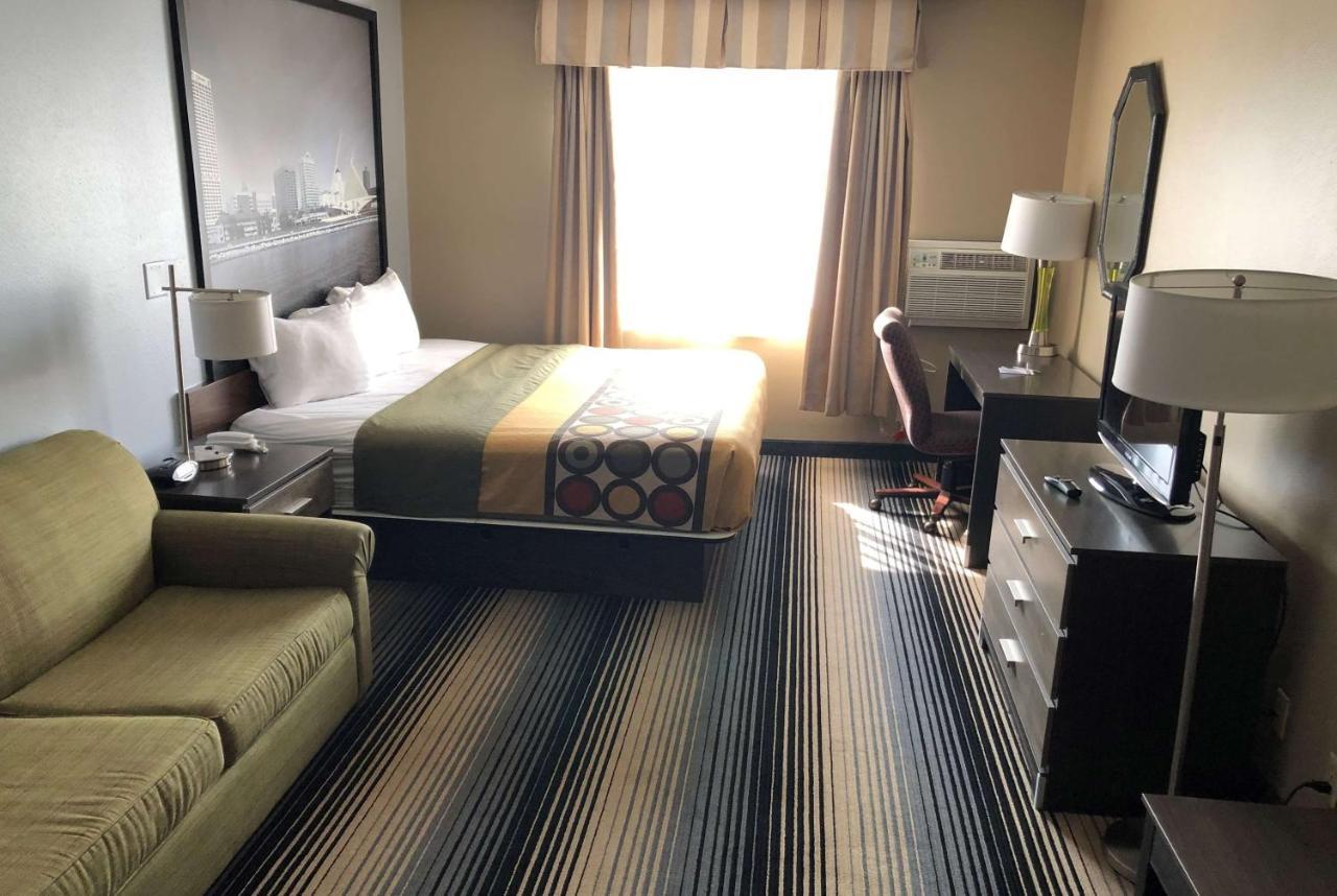 Hotel Super 8 By Wyndham Airport