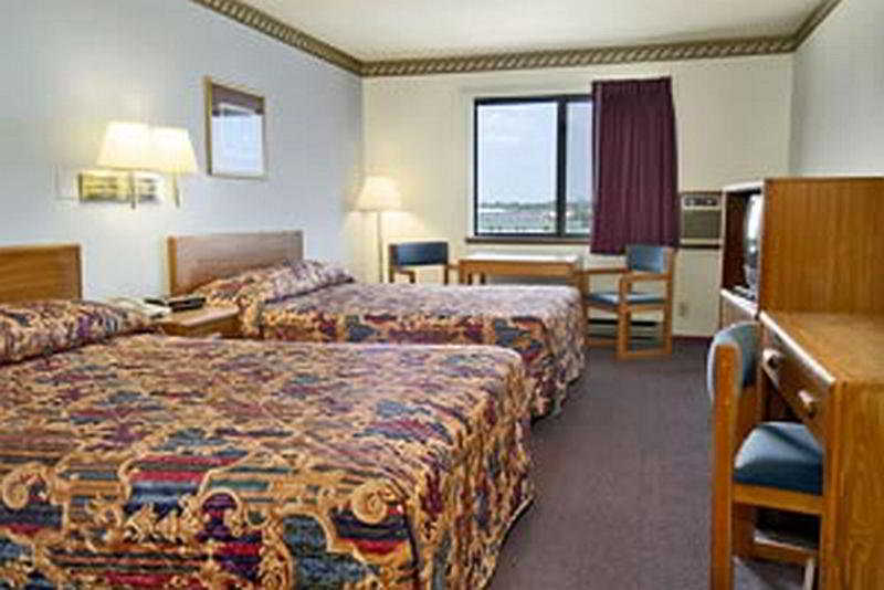 Super 8 By Wyndham Airport Hotel 2*