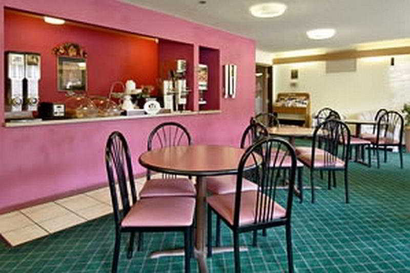 Hotel Super 8 By Wyndham Airport 2*
