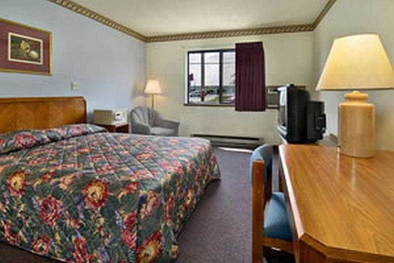 Super 8 By Wyndham Airport Milwaukee