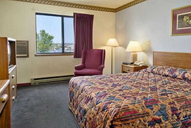 Super 8 By Wyndham Airport 2*